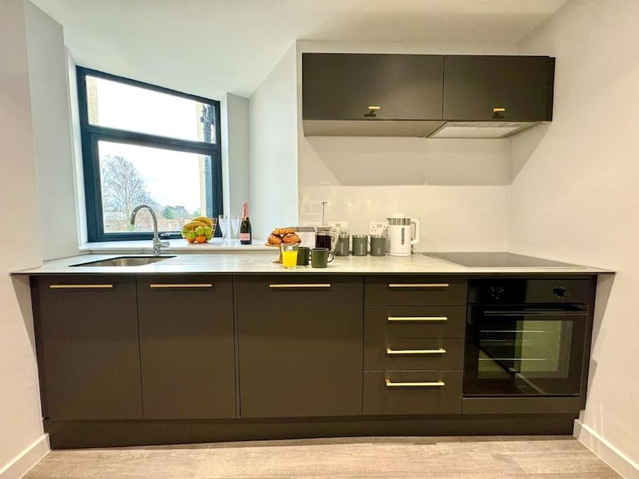 Bournemouth Getaway: 3Br Apartment Near Beach Exterior photo