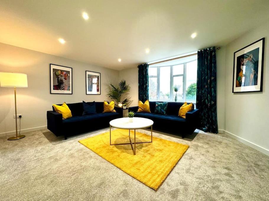 Bournemouth Getaway: 3Br Apartment Near Beach Exterior photo